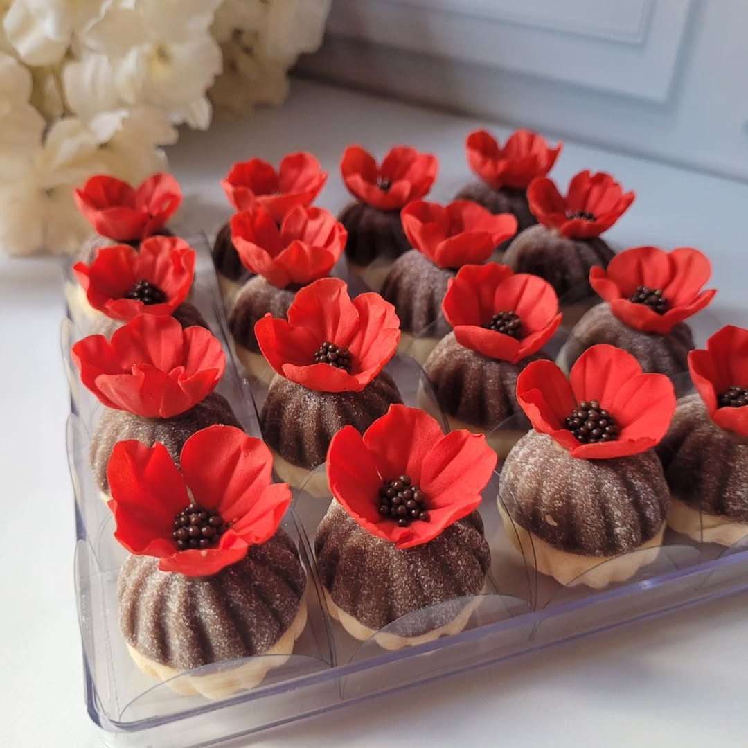 Brigadeiros de chocolate com mini flores vermelhas em bandeja