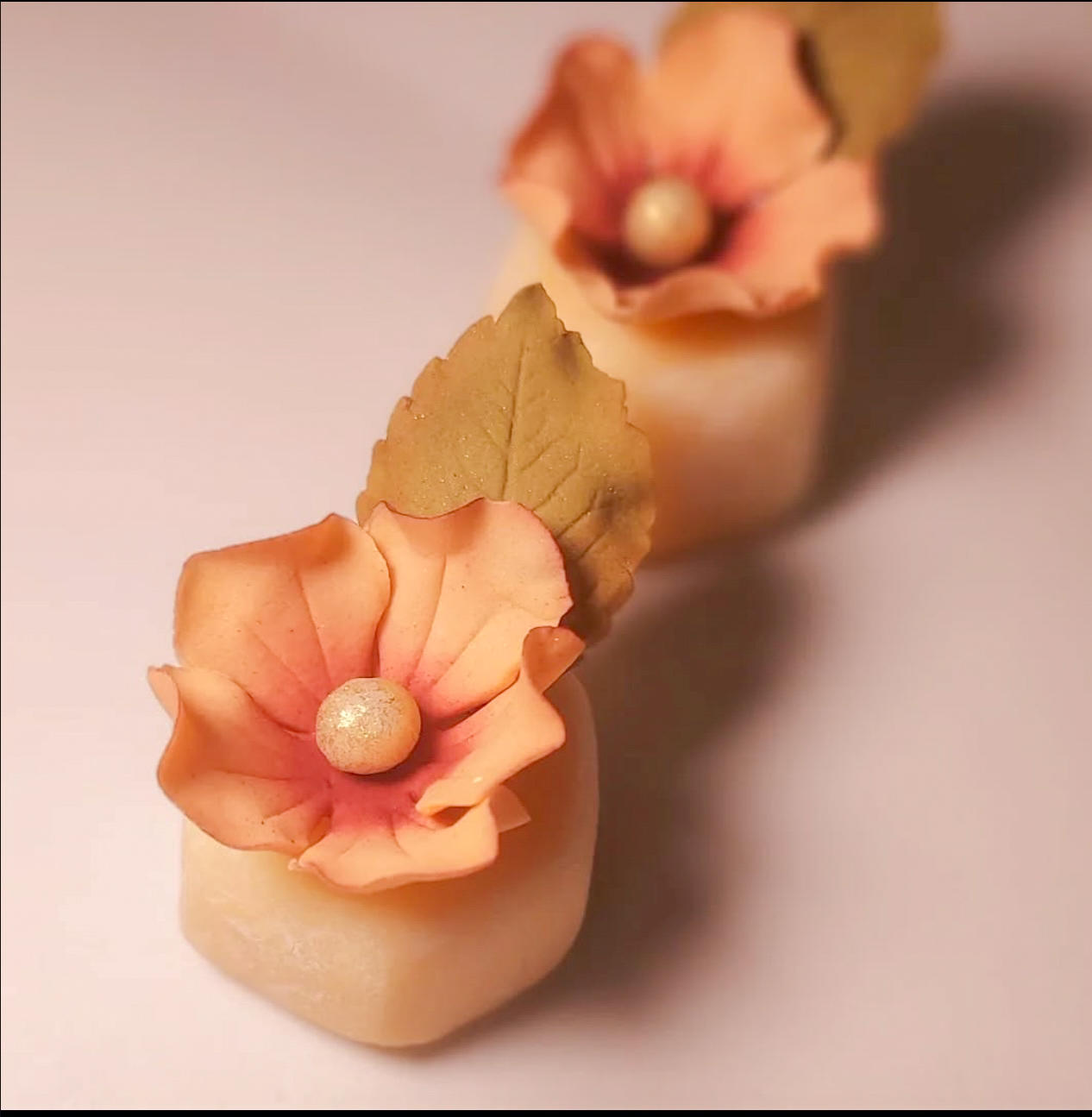 Brigadeiros com mini flores em tom pêssego