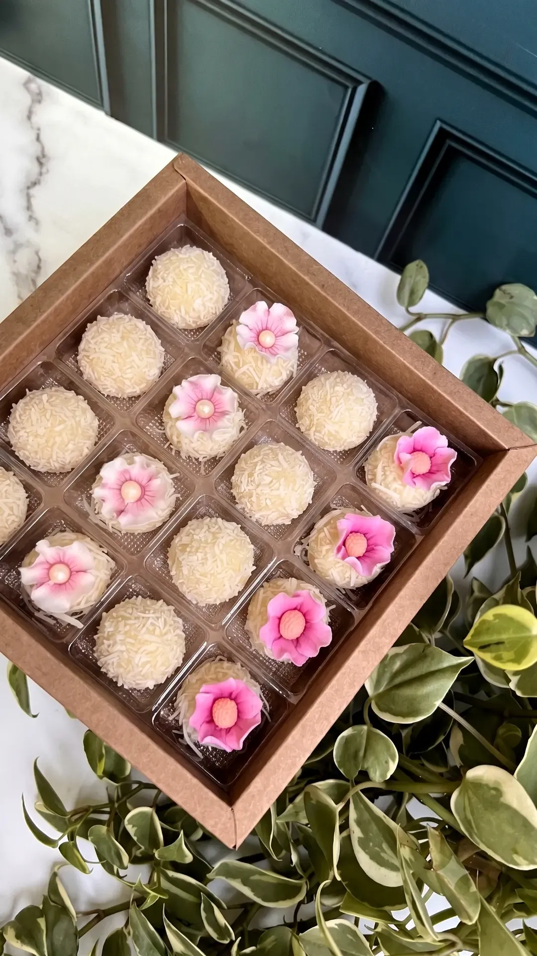 Caixa de brigadeiros brancos com mini flores rosa