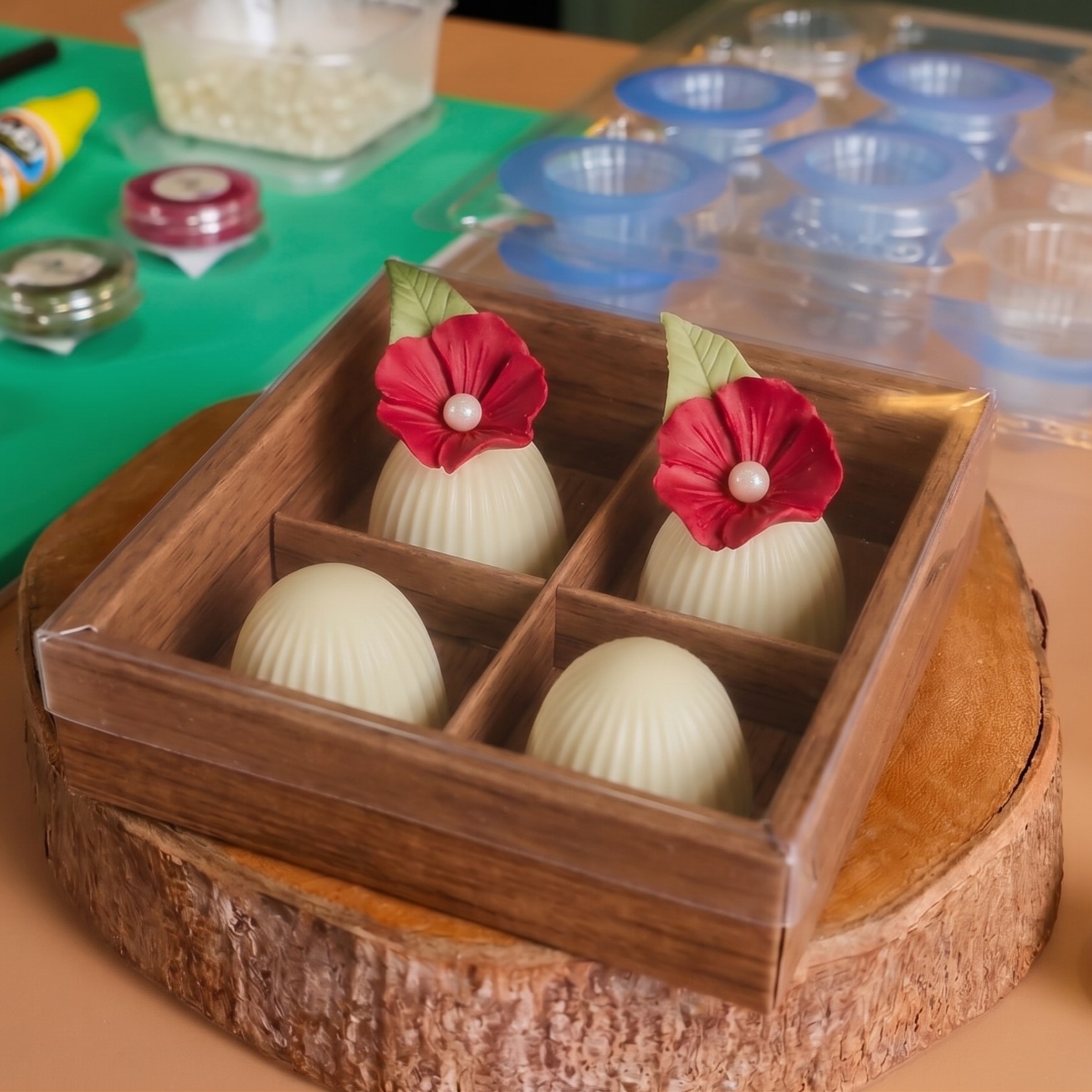 Brigadeiros com mini flores de açúcar em caixa de madeira